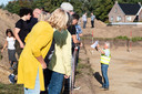 Evert Ulrich geeft uitleg aan bezoekers van de archeologische opgravingen in de nieuwbouwwijk Slangenbeek.
