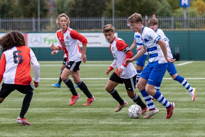 Nick Fichtinger van PEC Zwolle O18  rukt op tegen Feyenoord.