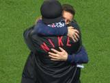 Schitterende beelden: Messi knuffelt voetbalvriend Ronaldinho in Parijs