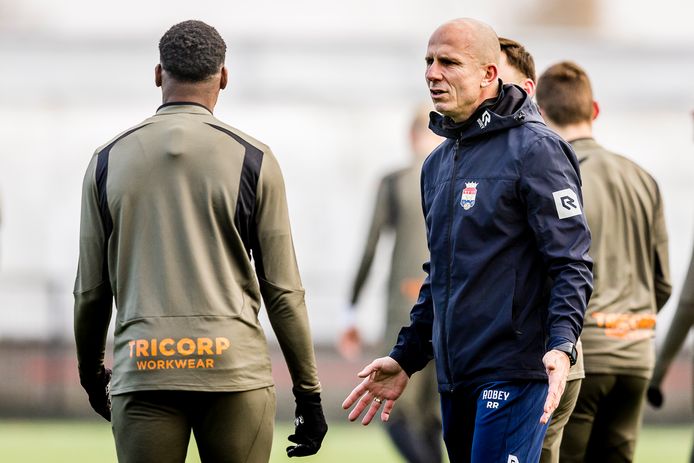 Reinier Robbemond praat tijdens een Willem II-training met Elton Kabangu.