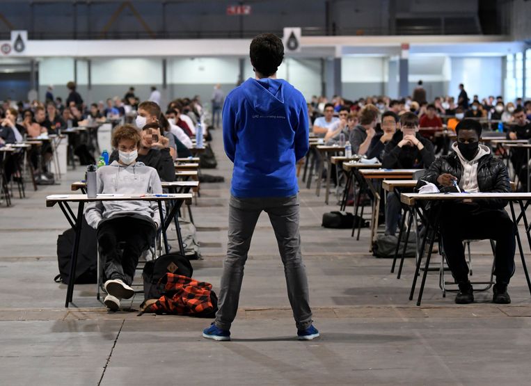 Ingangsexamen aan de ULB in Brussel. 'Studenten die elkaar ontmoeten, die napraten in groepjes, samen eten, over de lessen en de proffen keuvelen en intussen vrienden maken, het is een essentieel deel van de vorming van jongvolwassenen', schrijven de academici.  Beeld Photo News
