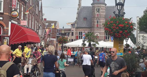 Vierdaagse door centrum Gennep - De Gelderlander