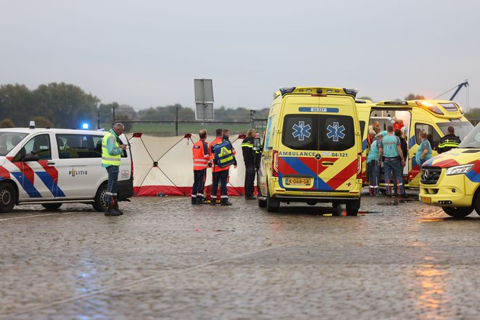 Ambulancepersoneel schiet te hulp na het drama bij de Loswal in Kampen.