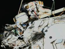 Deux cosmonautes effectuent une sortie dans l'espace pour déplacer un sas de l'ISS