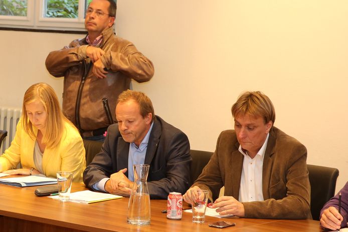 De vorige niet-benoemde burgemeester Damien Thiéry en Yves Ghequière (r.) van Linkebeek tijdens een gemeenteraad de voorbije legislatuur.
