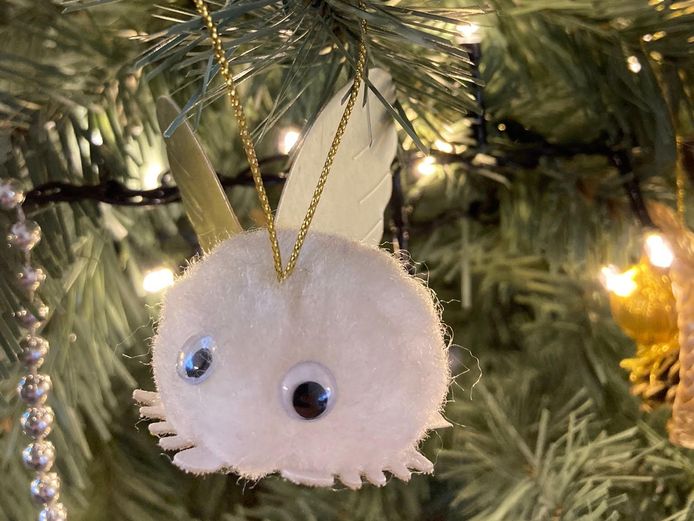 Een van de wuppies die destijds bij het kerstdiner was, hangt nu nog steeds in de boom van Maaike van Deelen-Kamps