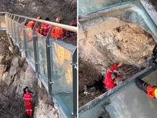 Nachtmerrie: vrouw zakt in China door glazen brug