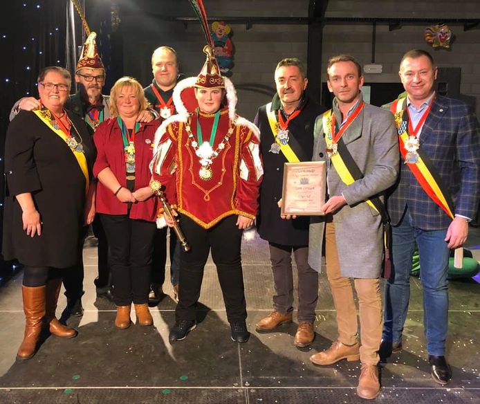 Een delegatie van het gemeentebestuur samen met enkele leden van het bestuur van CV De Gildegarde Glabbeek en prins Seppe I