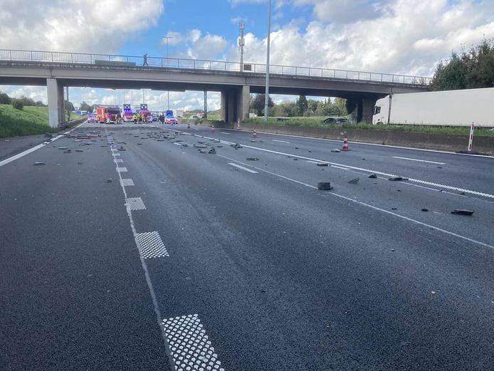 De snelweg ligt bezaaid met brokstukken.