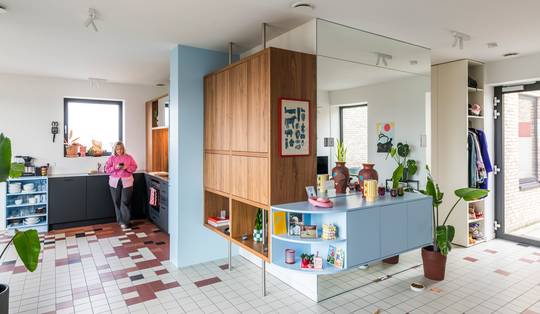 Pasteltinten van Miami Beach in de Dampoortwijk: zo kreeg een cohousingcasco een speelse metamorfose