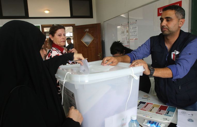 Een Libanese vrouw deponeert haar stembiljet. Beeld AFP