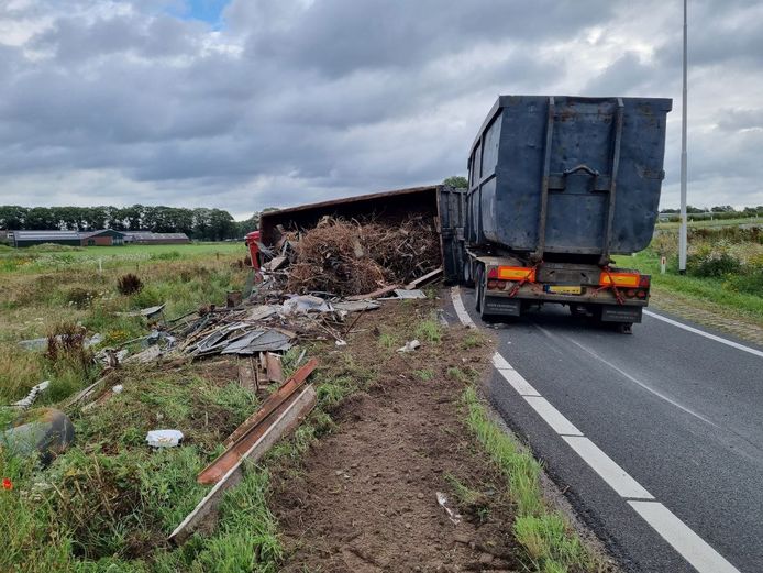 De gekantelde vrachtwagen op de N18 tussen Groenlo en Eibergen.