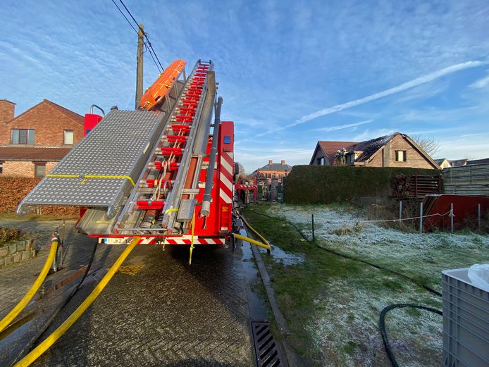 MARIEKERKE - De brandweer werd opgeroepen voor een brand in een woning langs de Dreefstraat in Mariekerke bij Bornem. De brandweer kreeg het vuur onder controle, maar de schade is groot.