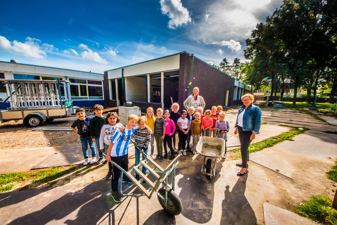 Directeur Hélène Lucassen (rechts) met leerlingen van groep 4A bij basisschool De Noorderborch die op dit moment verbouwd wordt.