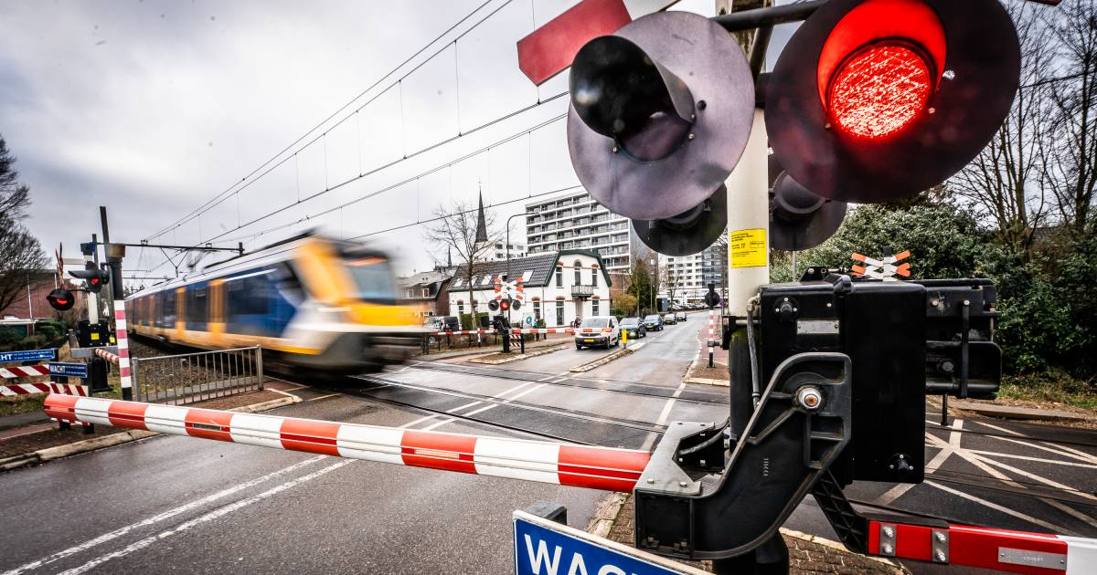 Slachtoffer tragisch ongeluk kwam vast te zitten tussen spoorbomen: ‘Machinist stond te trillen op zijn benen’.