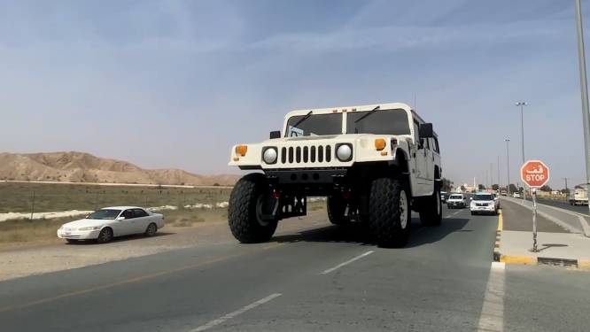 Steenrijke sjeik maakt waanzinnige Hummer van 14 meter lang