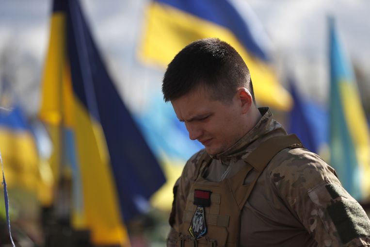 Een Oekraïense militair rouwt om zijn gesneuvelde vader. 
 Beeld ANP / EPA