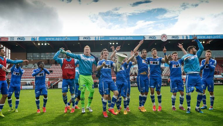 AA Gent groet zijn supporters na een wedstrijd tegen KV Kortrijk. Beeld PHOTO_NEWS