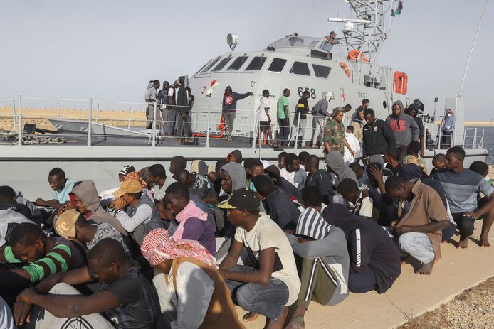 Migranten die op zee gered werden door de Libische kustwacht.