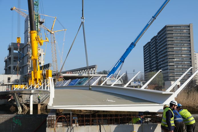 De Vlaamse Waterweg plaatst een fiets- en wandelbrug over de Afleidingsdijle in Mechelen in het kader van de ontwikkeling van de Keerdoksite.