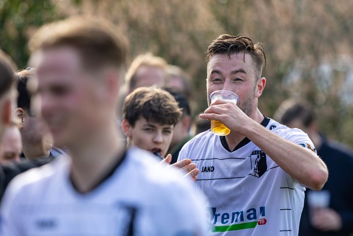 Feest bij Berkum na het bereiken van de kwartfinale van de districtsbeker. De Zwollenaren mogen zich na een 4-0 overwinning op csv Apeldoorn opmaken voor de eindstrijd.