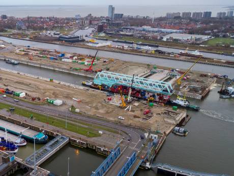 Terugkijken: prachtige beelden van aankomst brug bij Nieuwe Sluis in Terneuzen