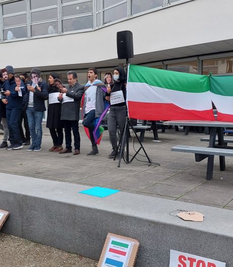 Iraanse studenten op UT steunen protesten in hun geboorteland:  ‘Het is koud, maar hiervan word ik warm’