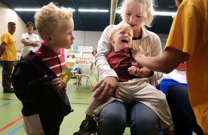 Kind huilt tijdens vaccinatie tegen meningokokken.