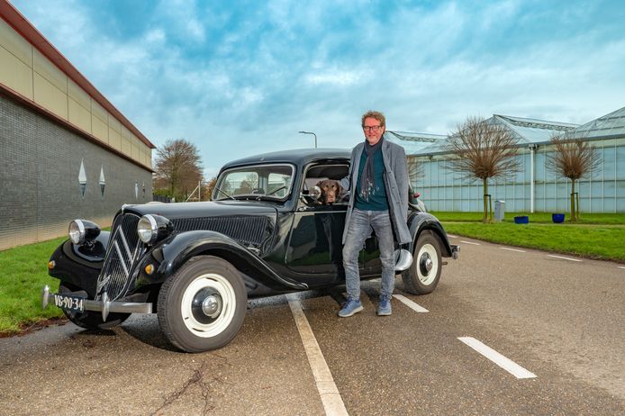 Aad van Vliet met zijn hond in de Citroën Traction uit 1956.