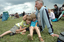 Mies van Boekel met zijn twee kleinzoons Bart en Rik, bij de Luchtmachtdagen in Volkel, waarschijnlijk in 2007.