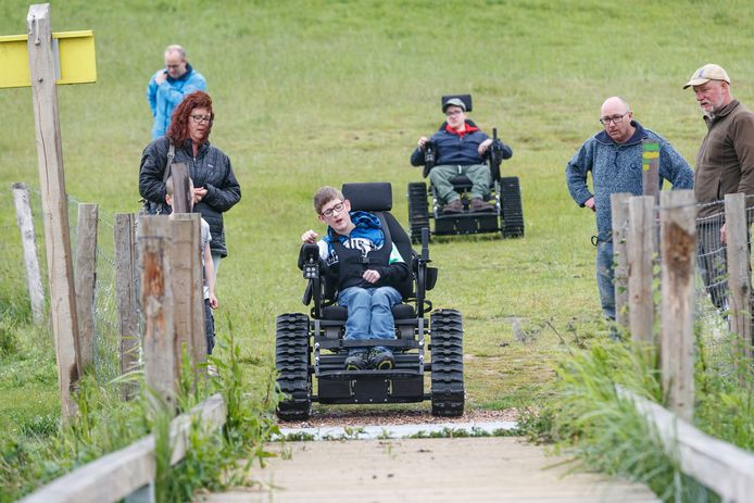 Falco en Thijmen testen de offroadrolstoelen uit. ,,Heel leuk. En ook spannend.''