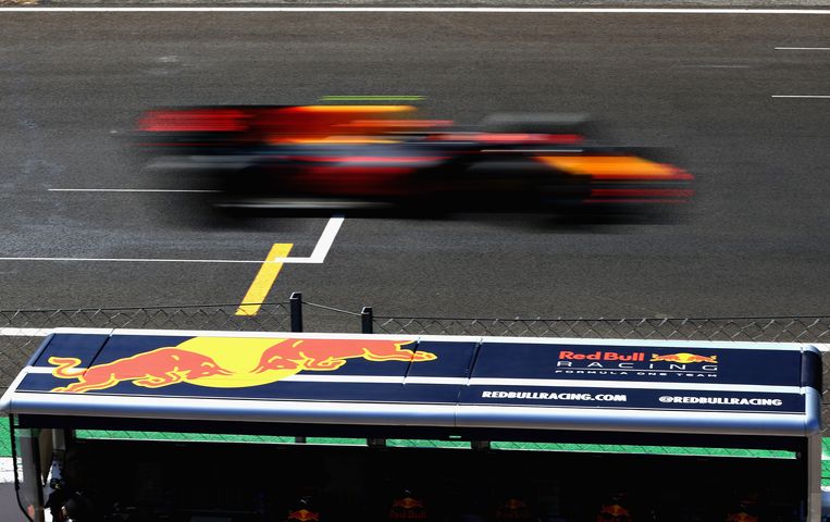 Max Verstappen raast voorbij tijdens de Grand Prix van Italië op het circuit Autodromo di Monza. Beeld Getty Images