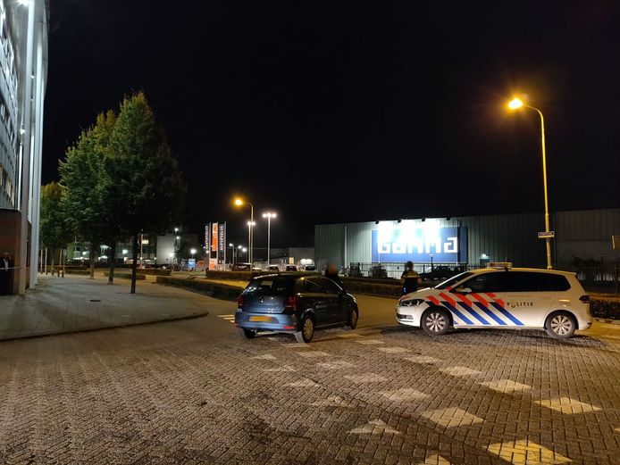 Man mogelijk met explosief in bezit aangehouden in geparkeerde auto in Den Bosch, EOD opgeroepen