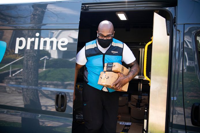 Een Amazon-pakketbezorger.