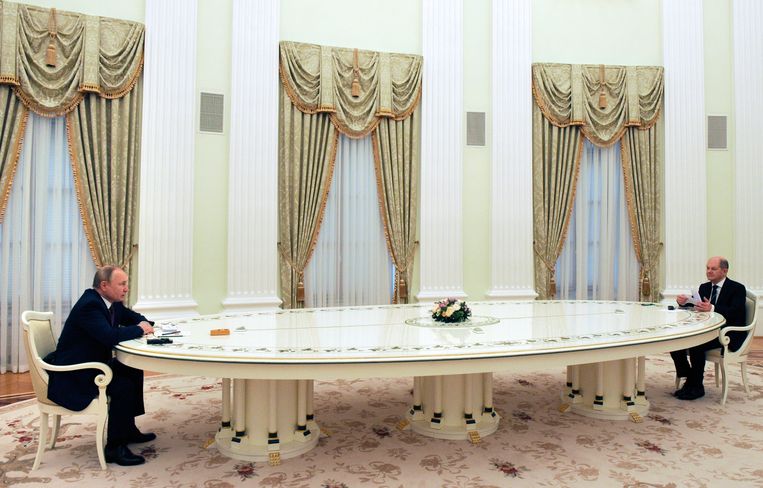 Poetin liet de Duitse bondskanselier Olaf Scholz plaatsnemen aan het andere uiteinde van een vier meter lange onderhandelingstafel in het Kremlin. Beeld AP