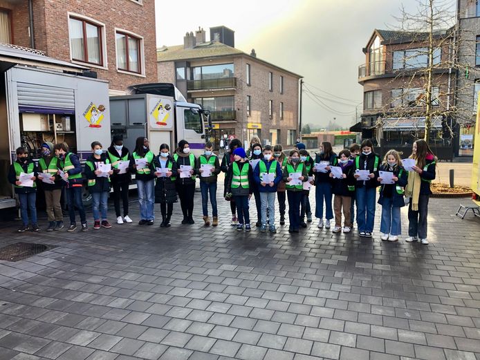 Leerlingen van Alice Nahon dragen gedichten voor op de vrijdagmarkt van Putte