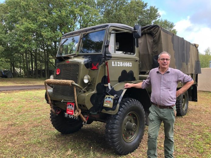 René de Ridder bij zijn legertruck uit 1943.
