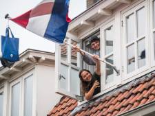 Mats en Luba uit Arnhem hangen na lang wachten op uitslag de schooltassen in de vlaggenmast