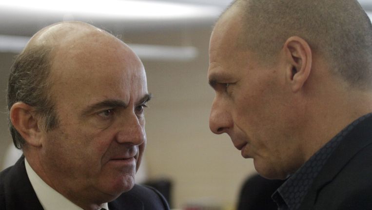 De Spaanse minister Luis De Guindos in een onderonsje met de Griekse minister Yanis Varoufakis Beeld epa