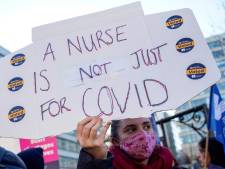 “Le moral bas”, “en sous-effectifs”: les infirmières réclament une hausse des salaires en Angleterre