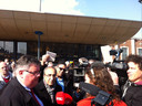 Burgemeester Bruls onder grote belangstelling op het Stationsplein.