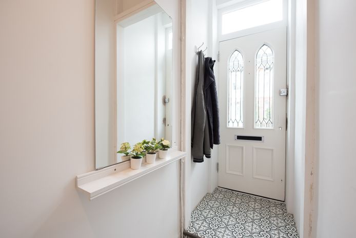 Une solution simple: utilisez le blanc ou d’autres teintes claires.