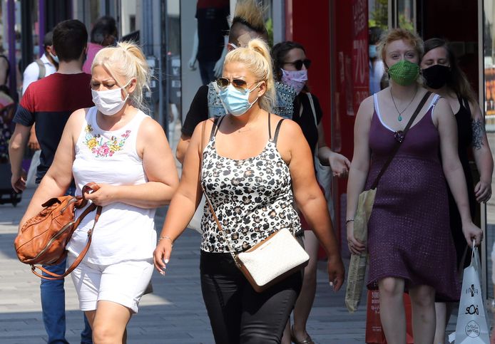 Mensen met mondkapjes op in Brussel.