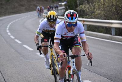 Remco Evenepoel is Primoz Roglic nu wel de baas in Ronde van Catalonië