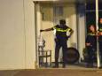 Man gooit spullen naar politie en vernielt ramen bij arrestatie in Gemert