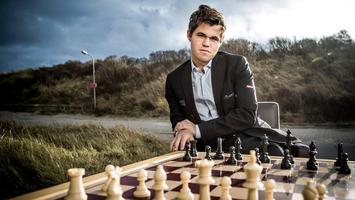 Magnus Carlsen als 26-jarige deelnemer aan het schaaktoernooi van Wijk aan Zee (2017) Beeld Freek van den Bergh / de Volkskrant