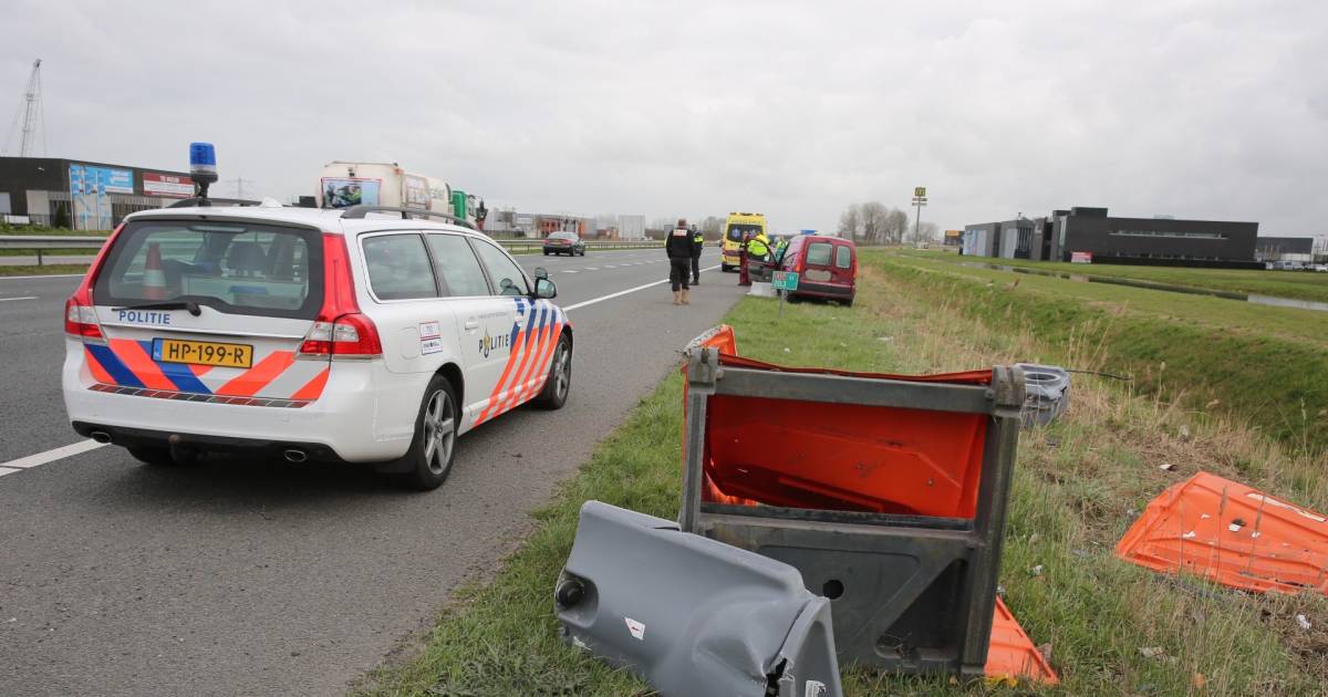 Vrouw raakt zwaargewond na aanrijding met weggewaaide dixi.