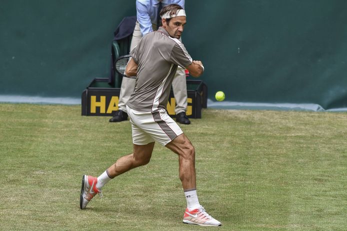 Roger Federer in actie op het gras van Halle.