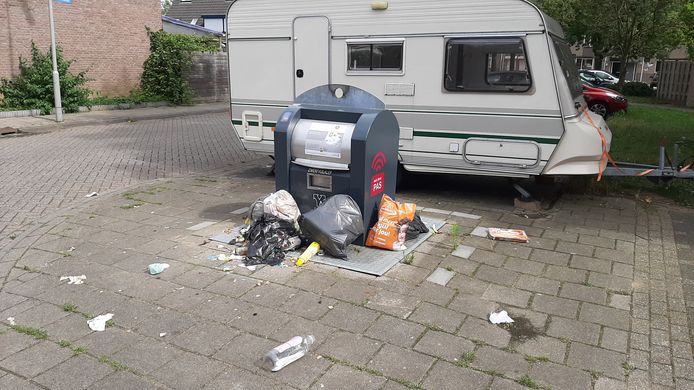 Afvaldump rond een container in de Arnhemse wijk Kronenburg.