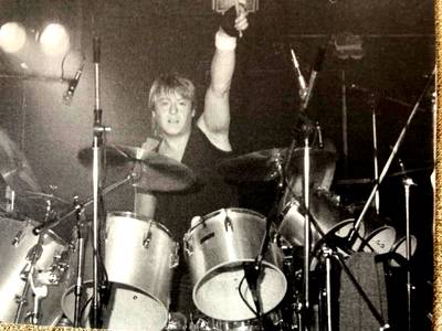 Een van de beste drummers van Nederland vermaakte zich de laatste jaren ook prima in zijn flatje
